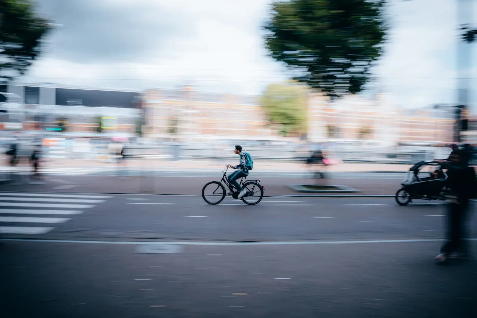 Een fietser beweegt door de stad, met de achtergrond in beweging
